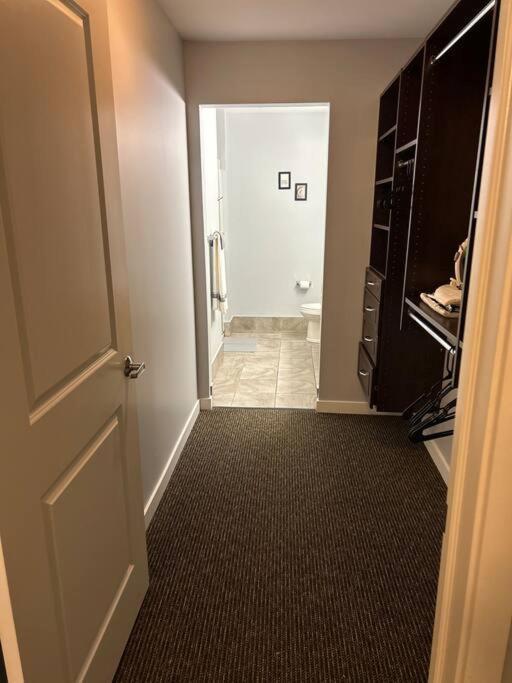 Apartamento Spooky Low Rate!! Downtown With Free Parking Indianápolis Exterior foto